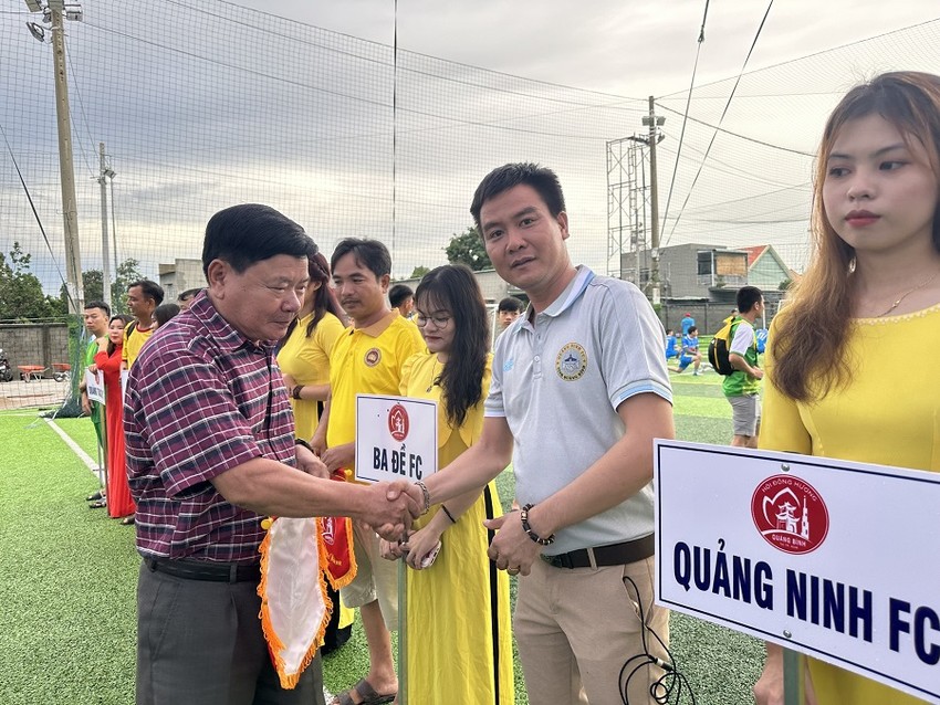 Ông Nguyễn Văn Dưỡng, Phó Chủ tịch Thường trực Hội đồng hương Quảng Bình tại TP.HCM, trao cờ lưu niệm cho các đội bóng.