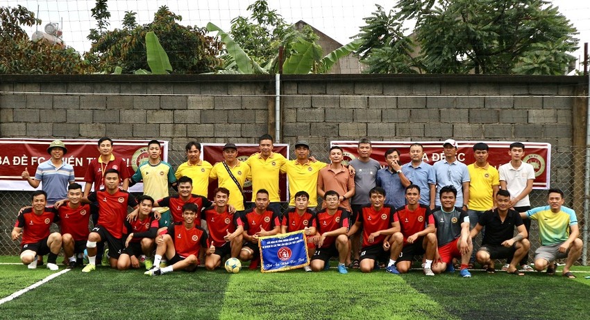 Các đội bóng chụp ảnh lưu niệm trước giờ bóng lăn.