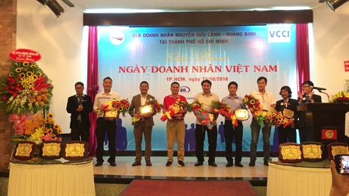 Ban tổ chức tặng giấy chứng nhận cho các Hội viên có nhiều thành tích xuất sắc.