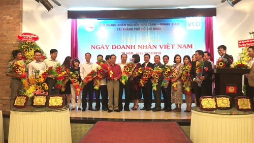 Các đại biểu chụp hình lưu niệm nhân ngày họp mặt.