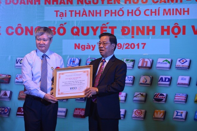 Đại diện VCCI trao chứng nhận thành viên cho Câu lạc bộ Doanh nhân Nguyễn Hữu Cảnh – Quảng Bình – tại Thành phố Hồ Chí Minh)