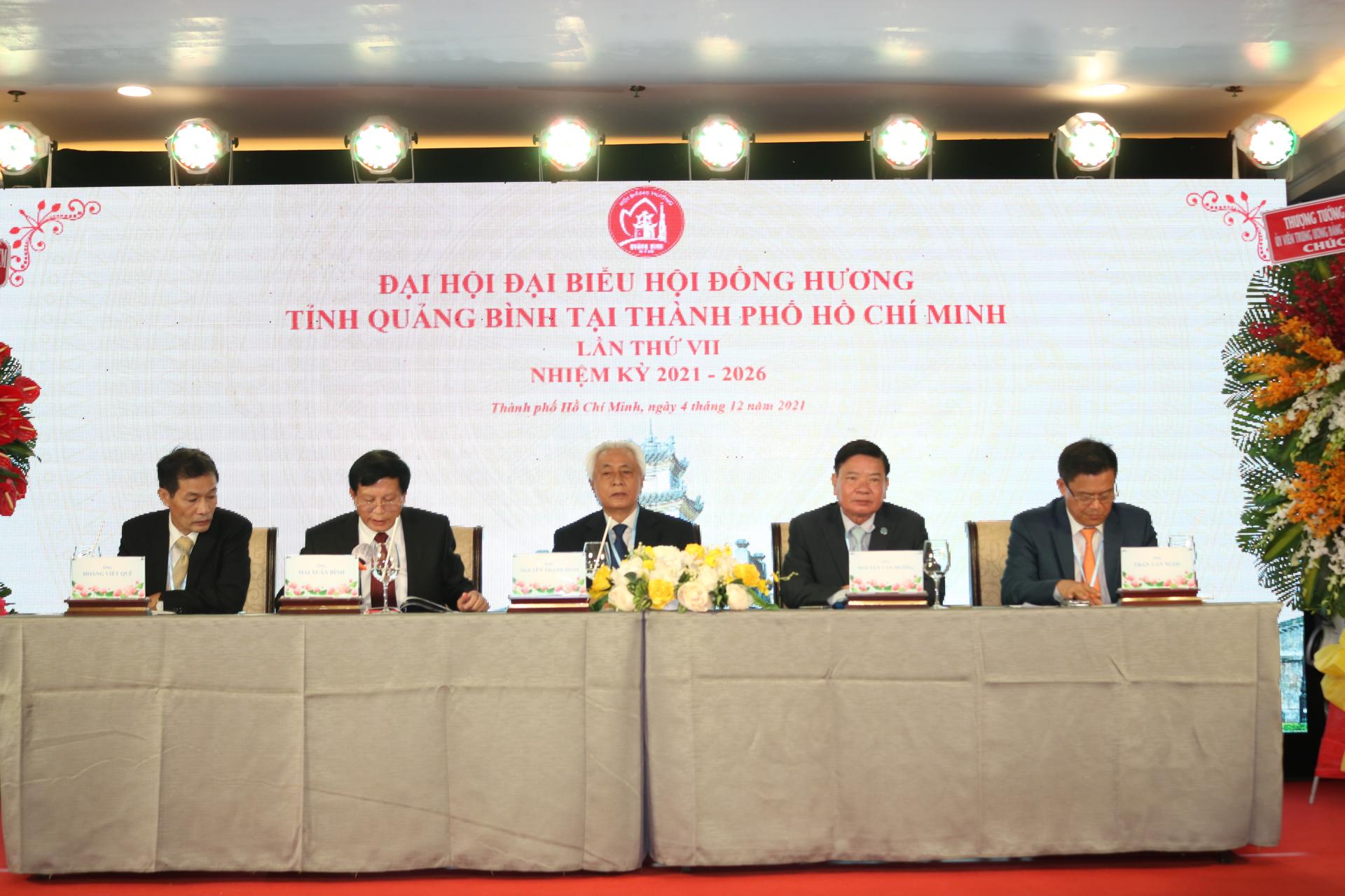 Đoàn chủ tịch điều hành đại hội.