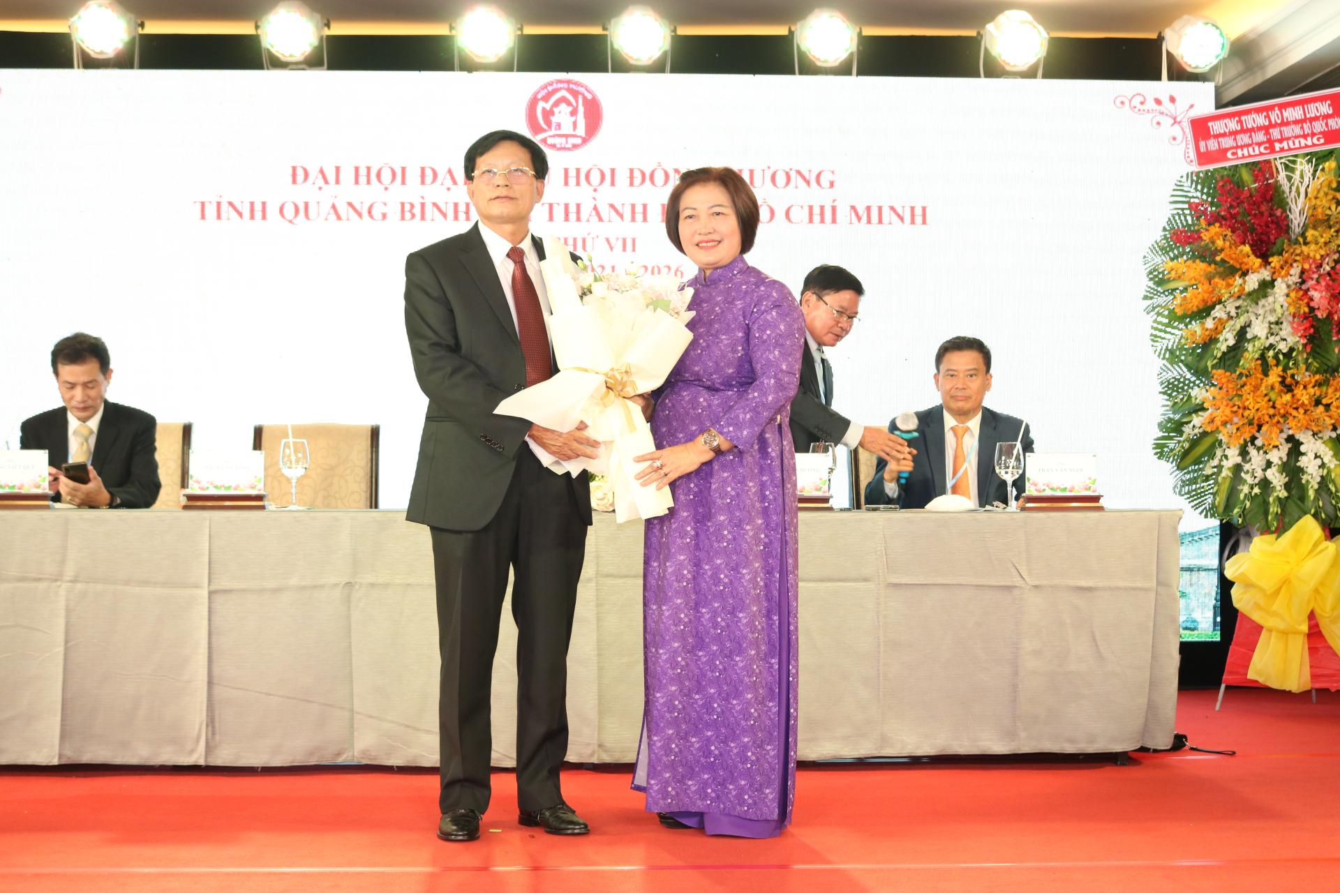 Bà Nguyễn Thị Thanh Hương, Chủ tịch Hội Bảo trợ bệnh nhân nghèo tỉnh Quảng Bình tặng hoa chúc mừng ông Mai Xuân Bình giữ chức Chủ tịch Hội đồng hương Quảng Bình tại TP.HCM.