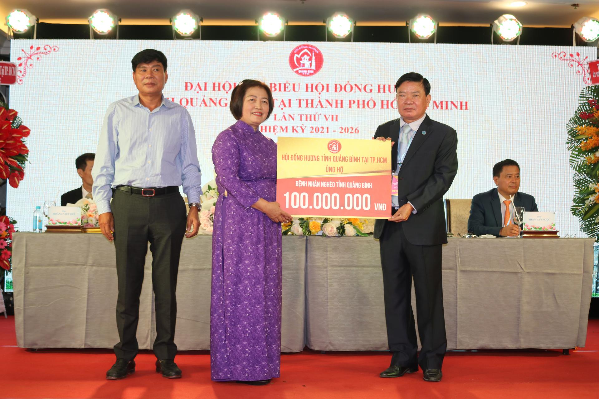 Hội đồng hương tỉnh trao tặng 100 triệu đồng cho bệnh nhân nghèo tỉnh Quảng Bình.