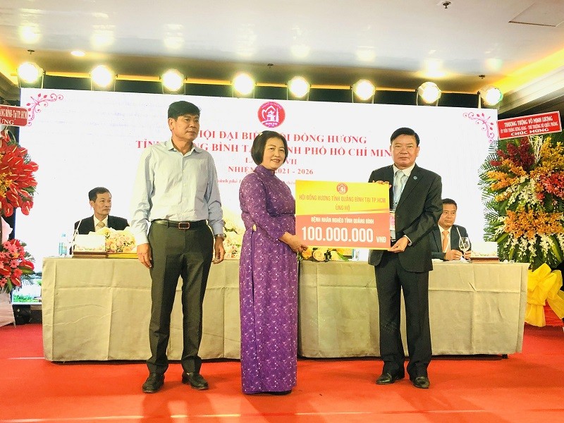 Ông Nguyễn Văn Dưỡng, Phó Chủ tịch Thường trực Ban Chấp hành Hội đồng hương tỉnh Quảng Bình tại TP.HCM trao 100 triệu đồng cho Hội bảo trợ bệnh nhân nghèo tỉnh Quảng Bình.